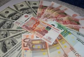 Аналитик рассказал, как сильно и скоро могут упасть доллар и евро из-за санкций