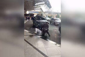 В аэропорту Сочи скрутили пьяного буйного пассажира 