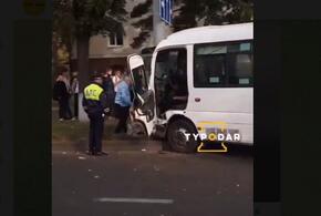 В Краснодаре маршрутка врезалась в столб, пострадали два пассажира