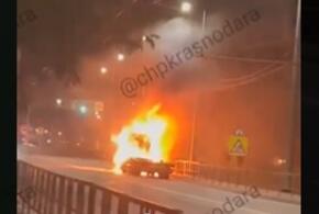 В Новороссийске на шоссе загорелся грузовик