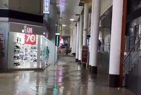 В Сочи торговый центр ушёл под воду из-за ливня 