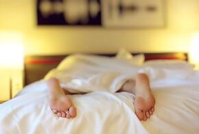 Кардиологи объяснили, в какой позе лучше спать, чтобы высыпаться