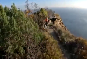 Смерть мотоциклиста, сорвавшегося со скалы в Абрау-Дюрсо, попала на видео