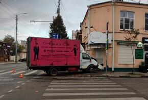 В центре Краснодара розовый грузовик въехал в дом