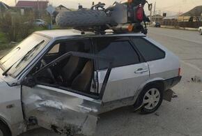 В Крымске мотоцикл приземлился на крышу автомобиля