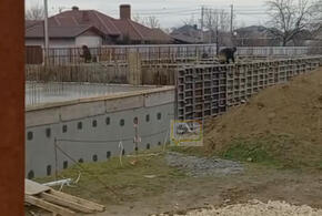 В Крымске развернули строительство здания и парковки  во дворе дома