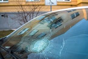 На Кубани пассажир такси повздорил с девушкой-водителем и разбил лобовое стекло