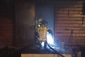 Ночью в Майкопе мощный пожар уничтожил банный комплекс