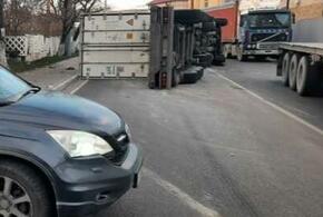 В Новороссийске контейнеровоз упал на автомобиль