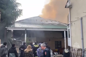 В Сочи горит трехэтажный частный дом