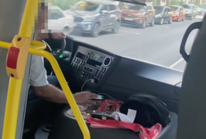В Сочи водитель автобуса чуть не угробил пассажиров, пока смотрел в телефон