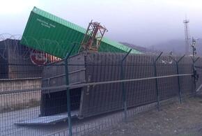 Норд-ост продолжает бушевать: в Новороссийске сильный ветер сломал балкон