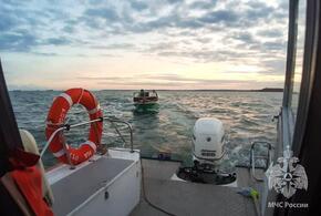 Рыбаки на лодке застряли в Керченском проливе из-за отказа двигателя