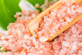 Стало известно, чем вредна соль, которую используют в банях и саунах
