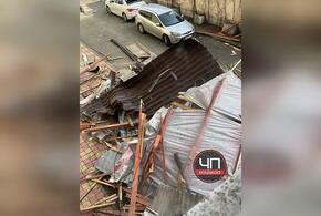Ураган в Адыгее ломает крыши и деревья