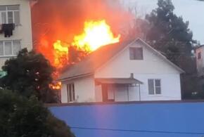 В Сочи 16 человек тушили пожар в одноэтажном здании