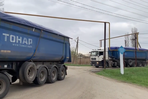 Мусоровозы не прошли: жители Полтавской развернули грузовики обратно