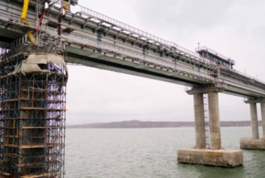 На Крымском мосту установили первый железнодорожный пролет 