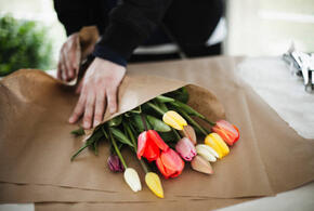 Стало известно, сколько Краснодарцы планируют потратить на цветы и подарки к 8 марта