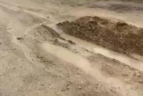 Улицу в Крымском районе Кубани  две недели заливает водой из лопнувшей трубы