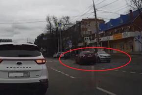 В Краснодаре момент аварии с полицейской машиной попал на видео