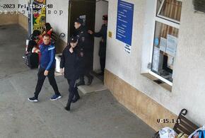 Жителей Анапы встревожил мужчина, фотографирующий учеников возле школы