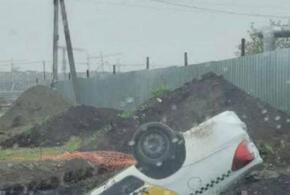 В Краснодаре такси полностью ушло в яму на дороге