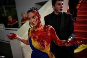 Провокация не удалась: с фестиваля в Каннах вытолкали девку с грязным укроперфомансом