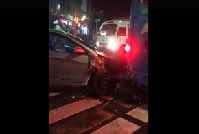 В Сочи водитель легковушки врезался в маршрутный автобус