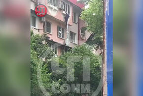 Жители Сочи сняли на видео падение мужчины с пятого этажа