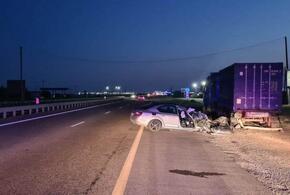На трассе М-4 «Дон» в Адыгее иномарку выкинуло на грузовик, пострадали двое