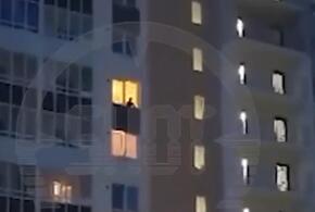 Шок-видео: во дворе многоэтажки на влюбленную пару скинули старый телевизор