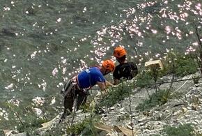 В Новороссийске спасатели сняли со скального обрыва туриста