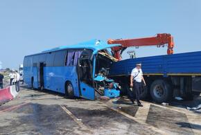 15 пострадавших: на трассе «Кавказ» автобус с пассажирами врезался в грузовик