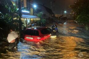 Мощный ливень затопил дома, улицы и дворы в Сочи