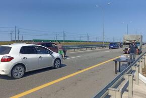 На подъезде к Крымскому мосту в Краснодарском крае работают медики и спасатели