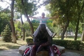 В Анапе мужчина залез на монумент павшим воинам ради фото
