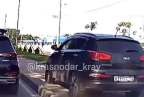 В Краснодаре полицейские оштрафовали водителя за езду по тротуару