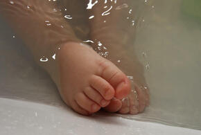 8-месячный ребенок утонул в ванне, пока его мать спала