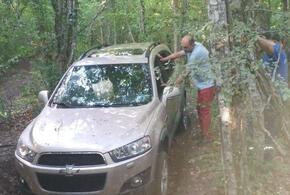 Семья с тремя детьми застряла на автомобиле в лесу под Новороссийском
