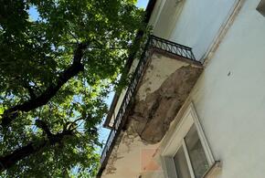 В центре Краснодара обвалился балкон дома