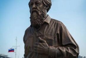 Иуда: В России потребовали снести памятник Солженицину