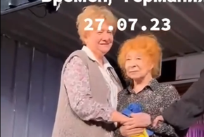Лия Ахеджакова появилась на сцене театра с желто-голубым флагом в руках