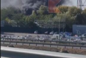 На Ростовском шоссе в Краснодаре начался крупный пожар