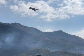 Пожар в Геленджике тушат два самолета Бе-200 и вертолеты