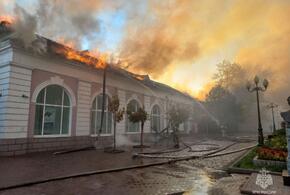 В центре Ейска ночной пожар уничтожил здание банка 