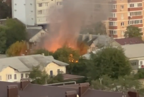 В центре Краснодара произошел пожар, горят гаражи