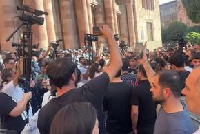 В Ереване на площади перед зданием правительства Армении началась акция протеста