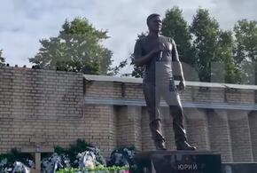 В Москве на Троекуровском кладбище открыли памятник Юрию Шатунову