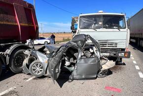 Массовая авария в двумя КамАЗами и легковушкой произошла на Кубани